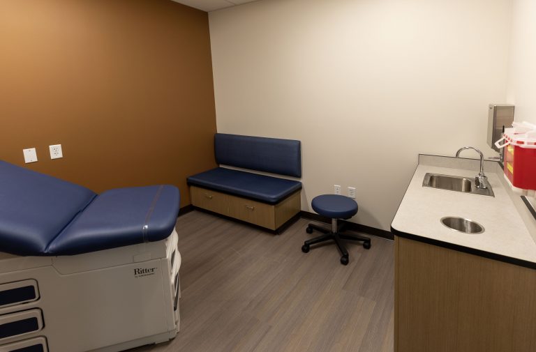 Finish photo of an medical exam room.